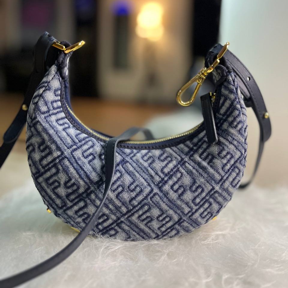 کیف دستی زنانه فندی مدل Mini Hobo جین — تصویر ۳