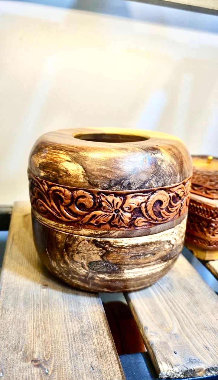 ست جعبه دستمال و جای کارد و چنگال چوب گردو و چرم طبیعی(کیفیت بالا/ کار خاص) — تصویر ۶