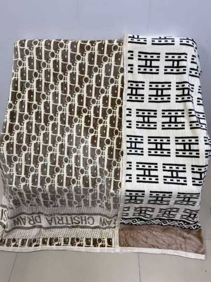 پتو مسافرتی چهار فصل دو رو طرح برند دو نفره — تصویر ۶