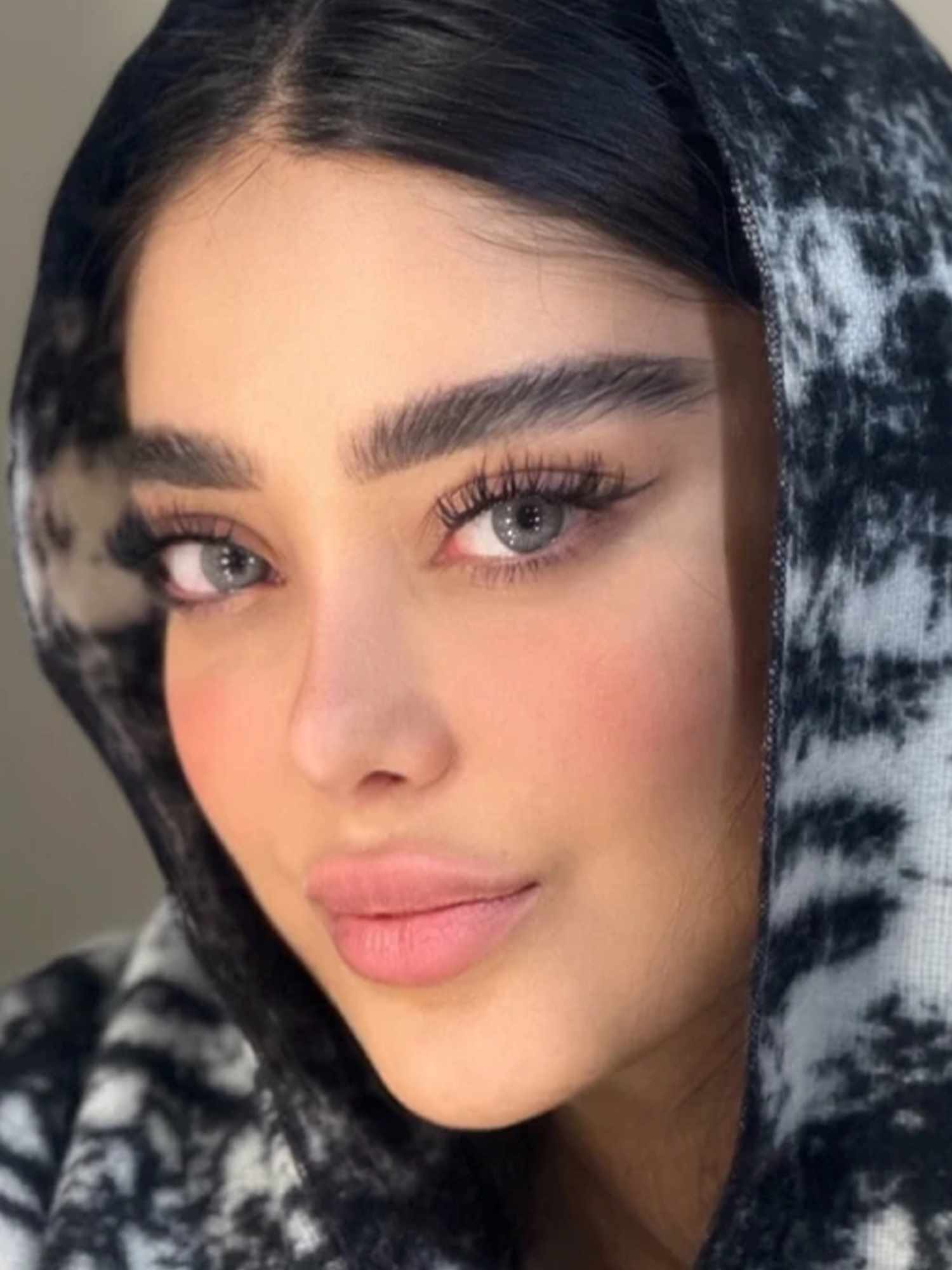 لنز زیبایی زنگی رز سندی گری Sandy Gray — تصویر ۲