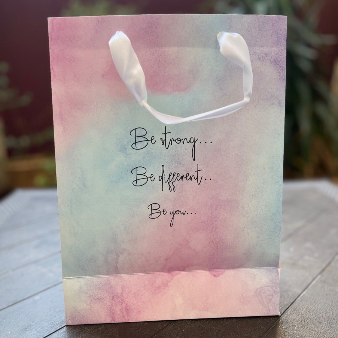 بگ کادویی سایز بزرگ طرح آبرنگی کد 10 — تصویر ۳