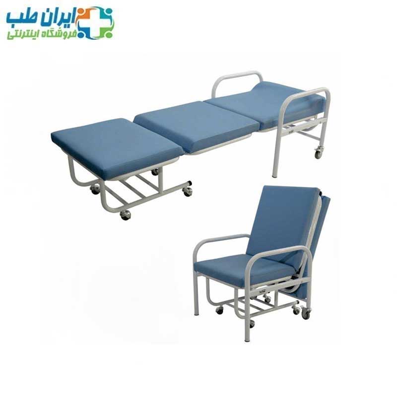 صندلی همراه بیمارستانی تاشو کنار تخت بیمار