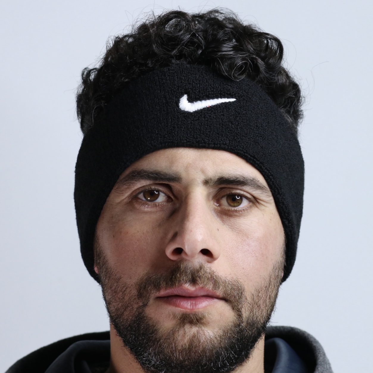 هدبند ورزشی مشکی Nike — تصویر ۳