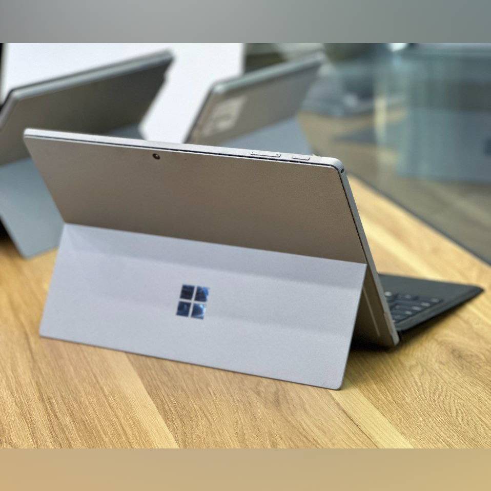 تبلت 12 اینچی سرفیس مایکروسافت مدل Surface Pro 4: i7 6300U-16GB-256GB SSD-Intel (بدون کیبورد) — تصویر ۵