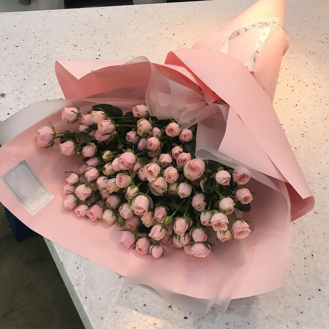 دسته گل بزرگ با رز صورتی مینیاتوری