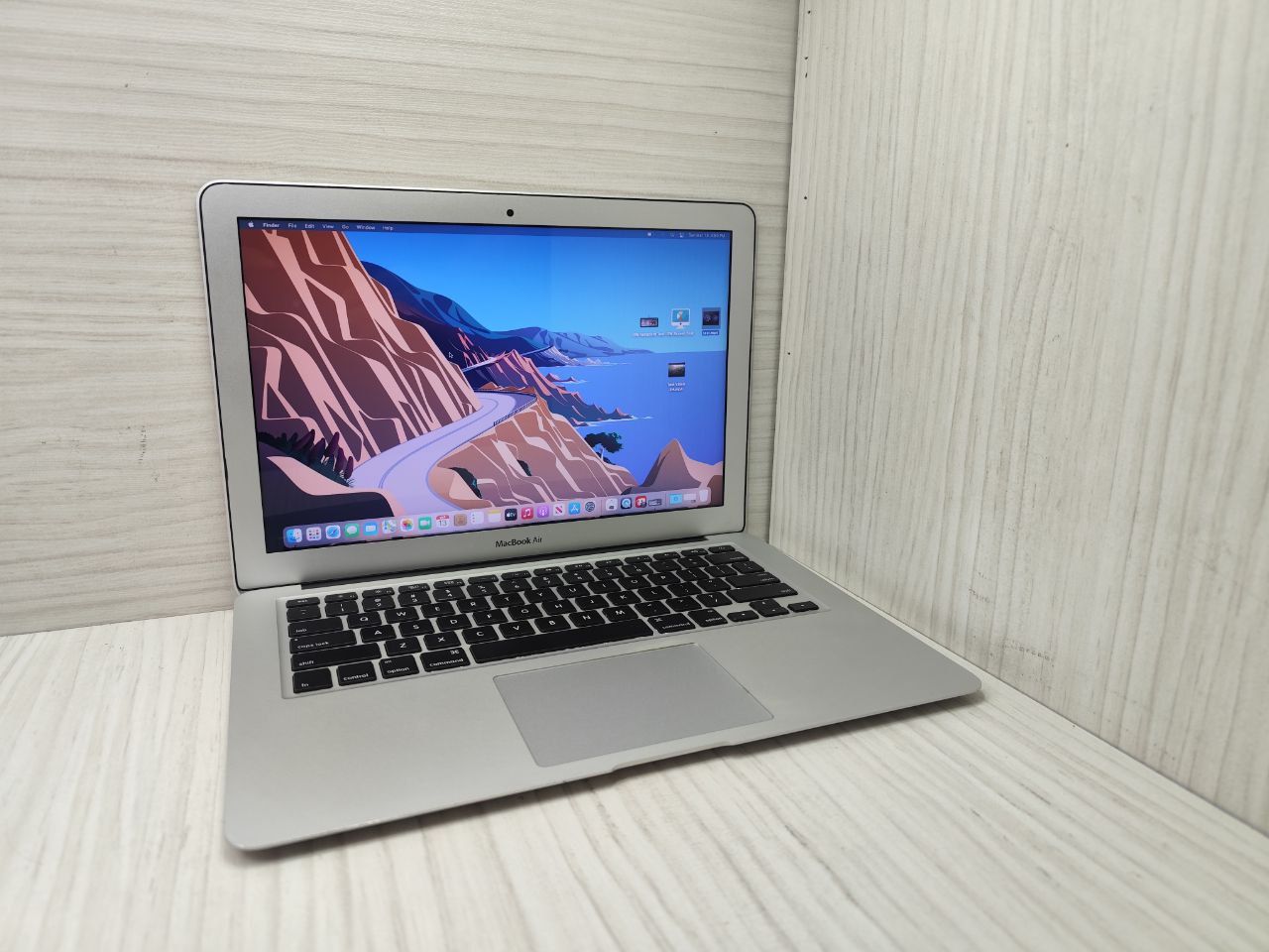 Apple MacBook Air (13-inch, 2017)