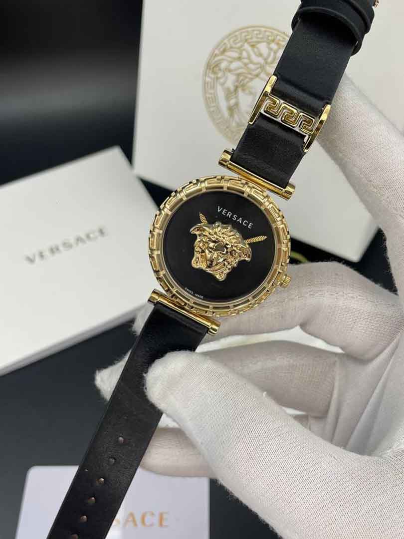 ساعت مچی زنانه ورساچه گرکا بند مشکی دورطلایی صفحه مشکی Versace Greca 2024 — تصویر ۲