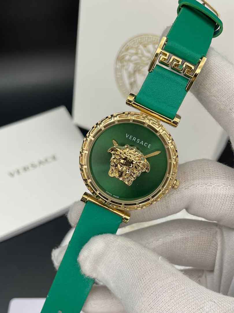 ساعت مچی زنانه ورساچه گرکا بند سبز دور طلایی صفحه سبزVersace Greca 2024