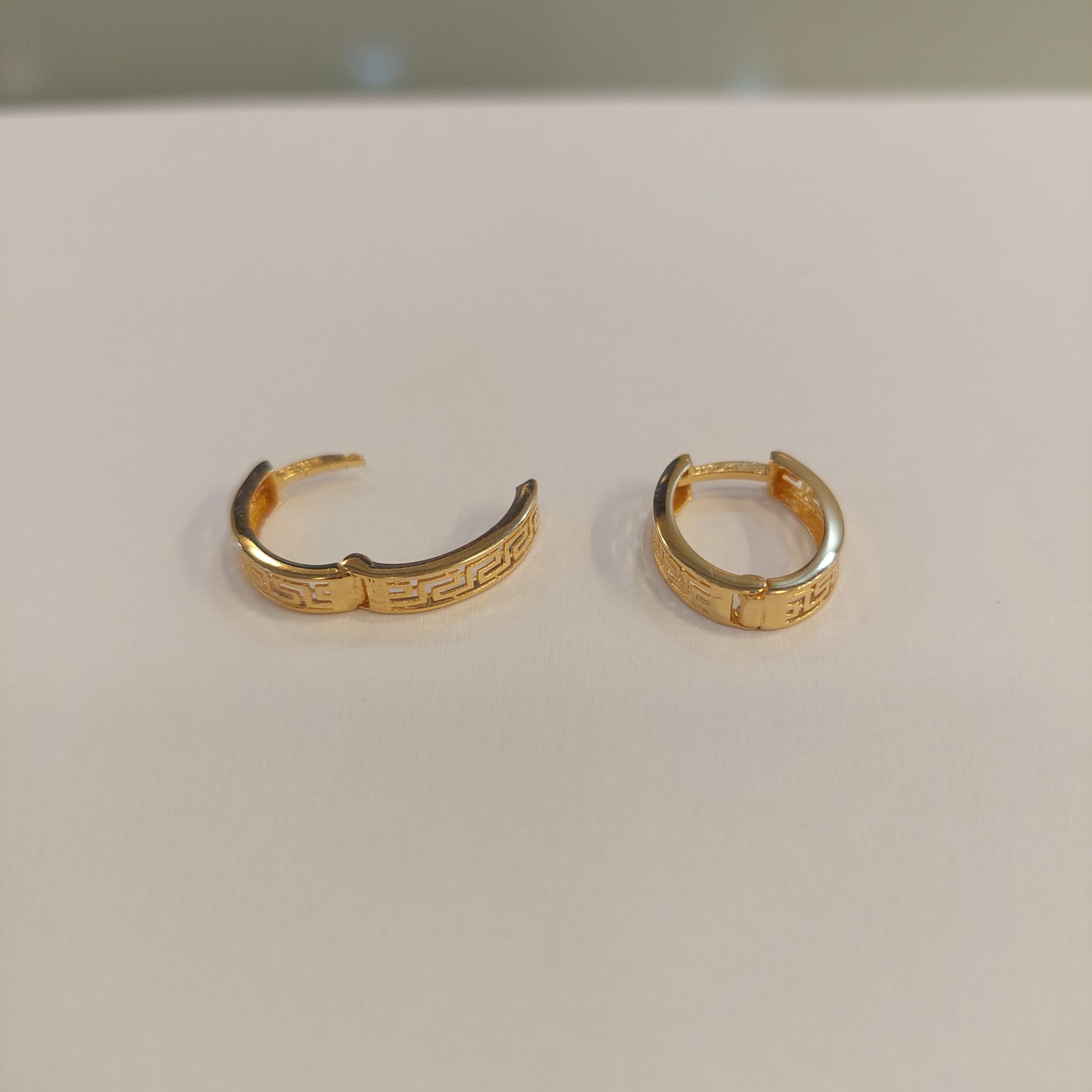 گوشواره زنانه طلا حلقه ای امگا تراش ورساچ — تصویر ۲