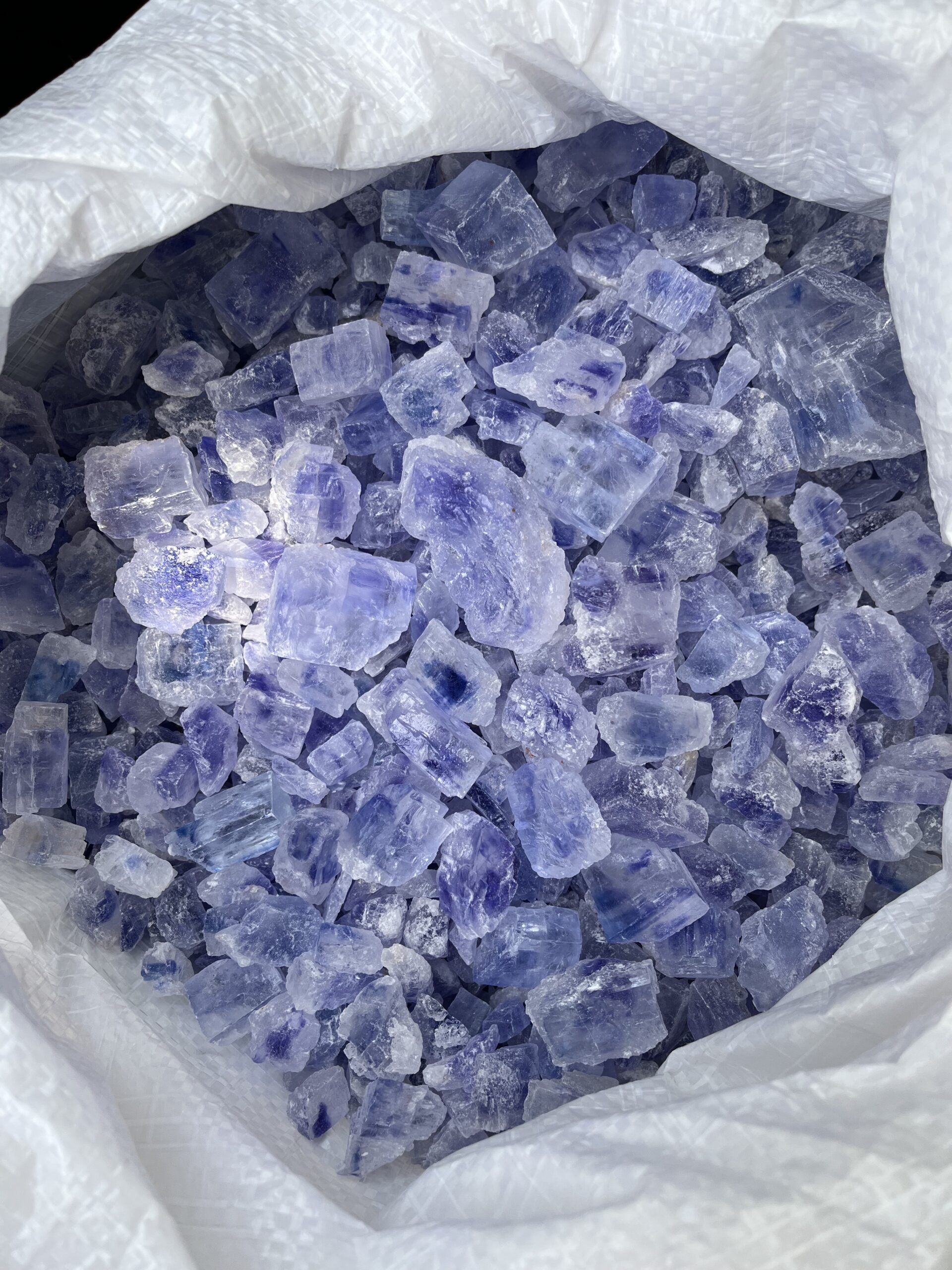 کریستال نمک آبی درشت کم رنگ — تصویر ۳