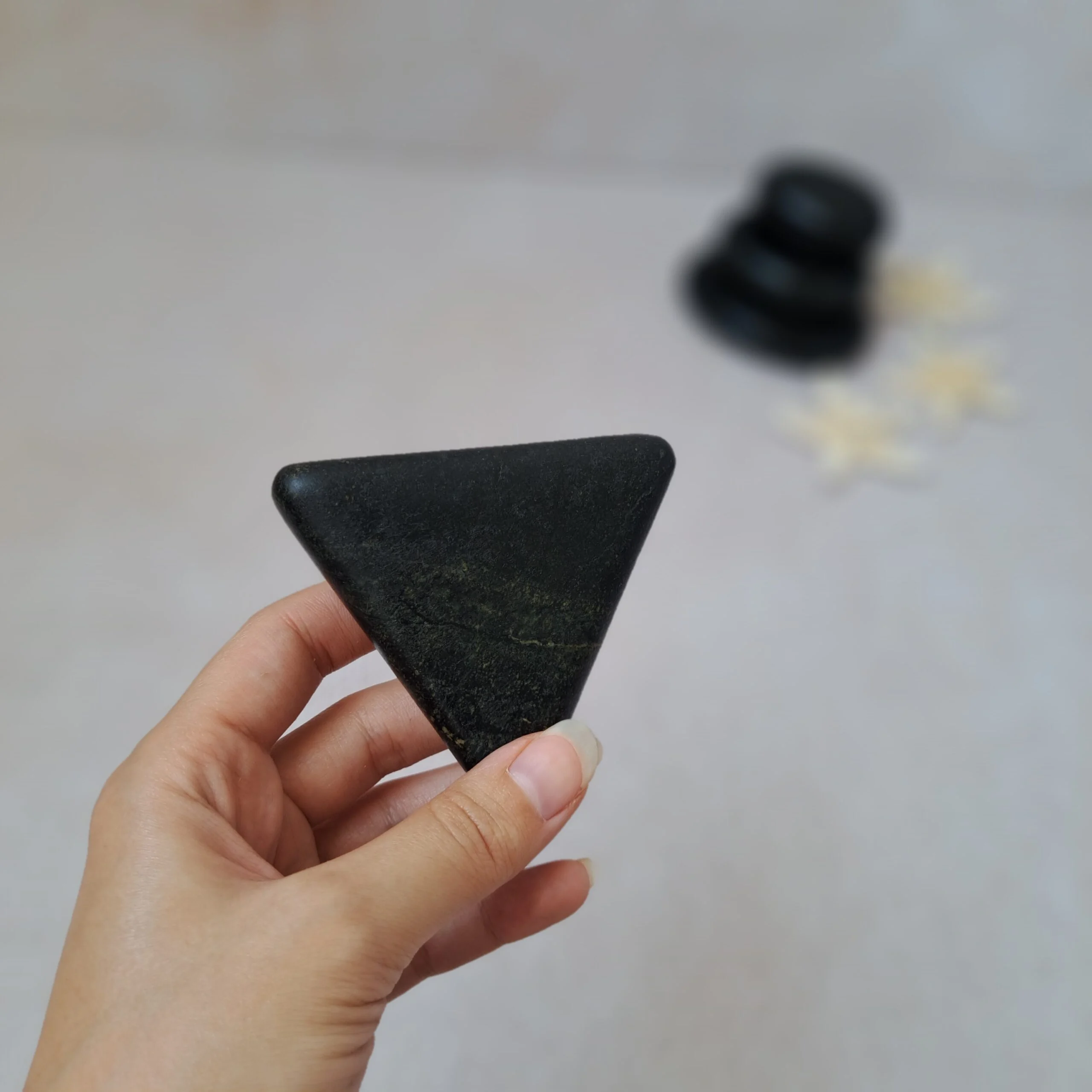 سنگ داغ ماساژ طرح مثلثی — تصویر ۳