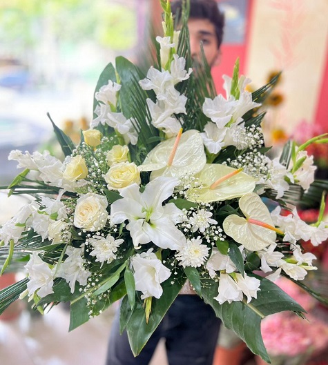 باکس گل ترحیم رندوم به سلیقه گل آرا – کد 1149 — تصویر ۶