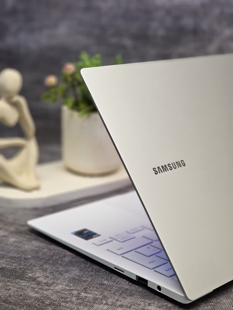 لپ‌تاپ Samsung Galaxy Book Pro | Core i7-1165G7 | RAM 16GB | نمایشگر AMOLED