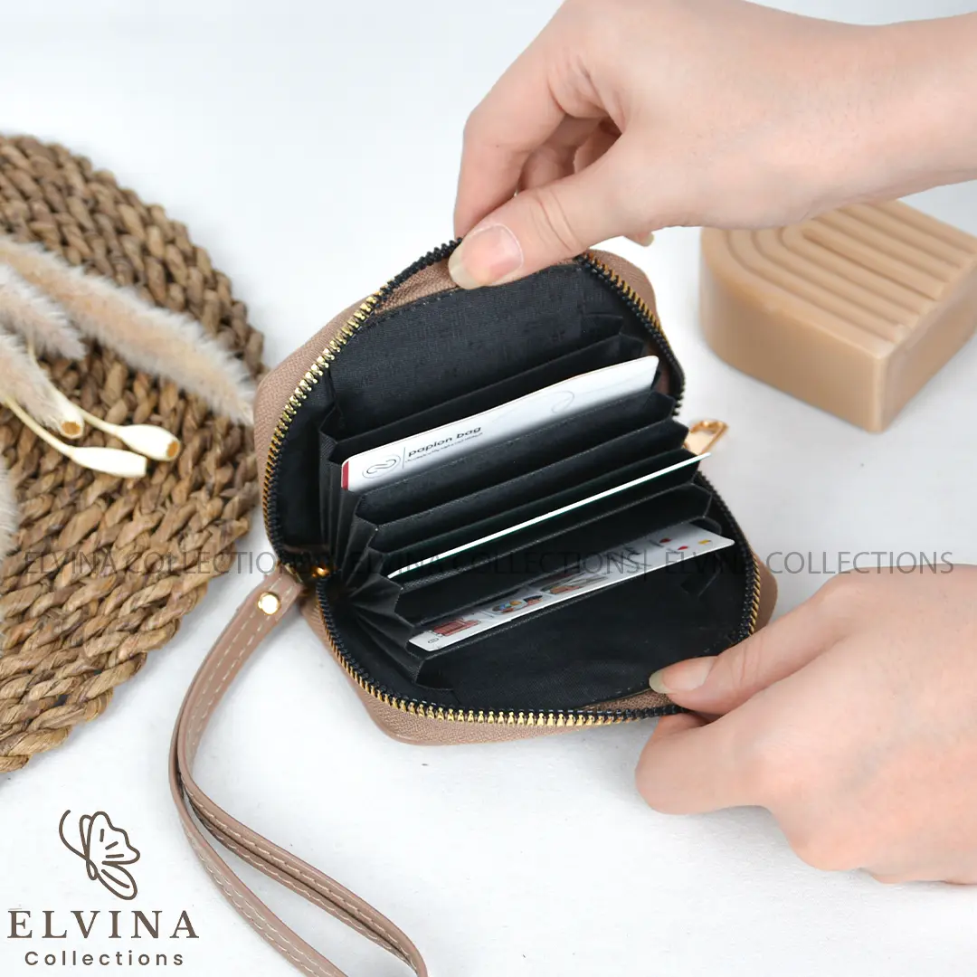 جاکارتی دخترانه آکاردئونی YSL آرامیس — تصویر ۳