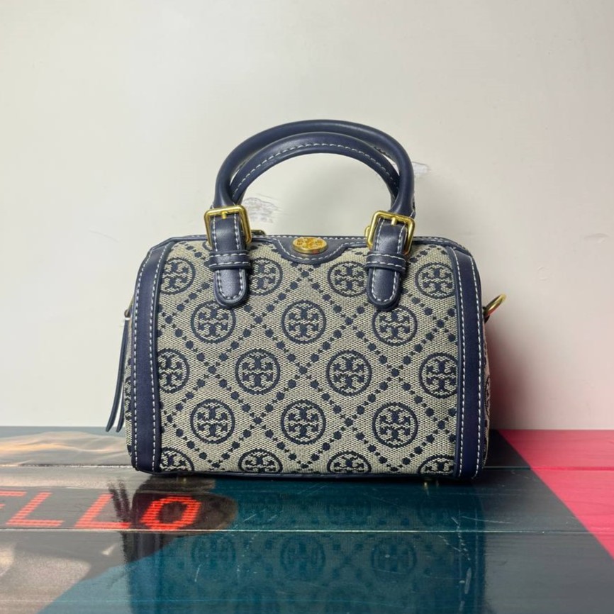کیف دستی زنانه توری برچ مدل T Monogram Barrel Bag — تصویر ۵