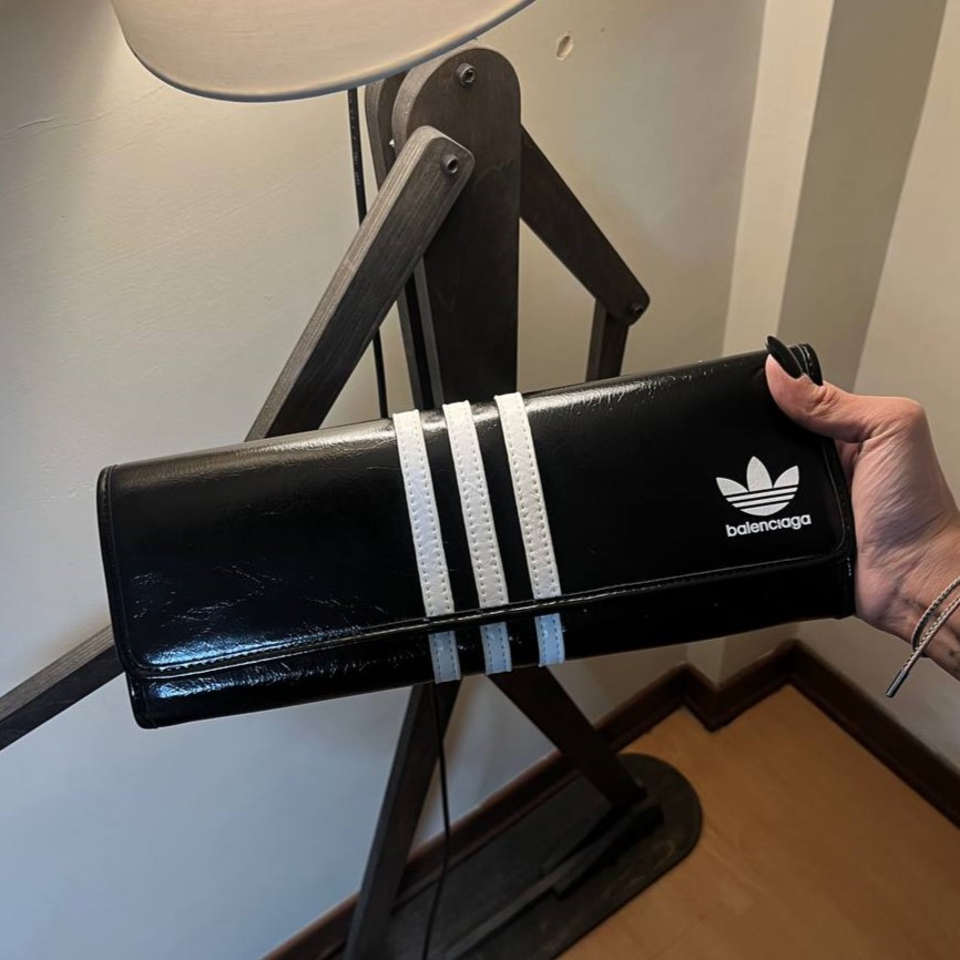 کیف دستی بالنسیاگا آدیداس Balenciaga × Adidas Wallet on Strap — تصویر ۳