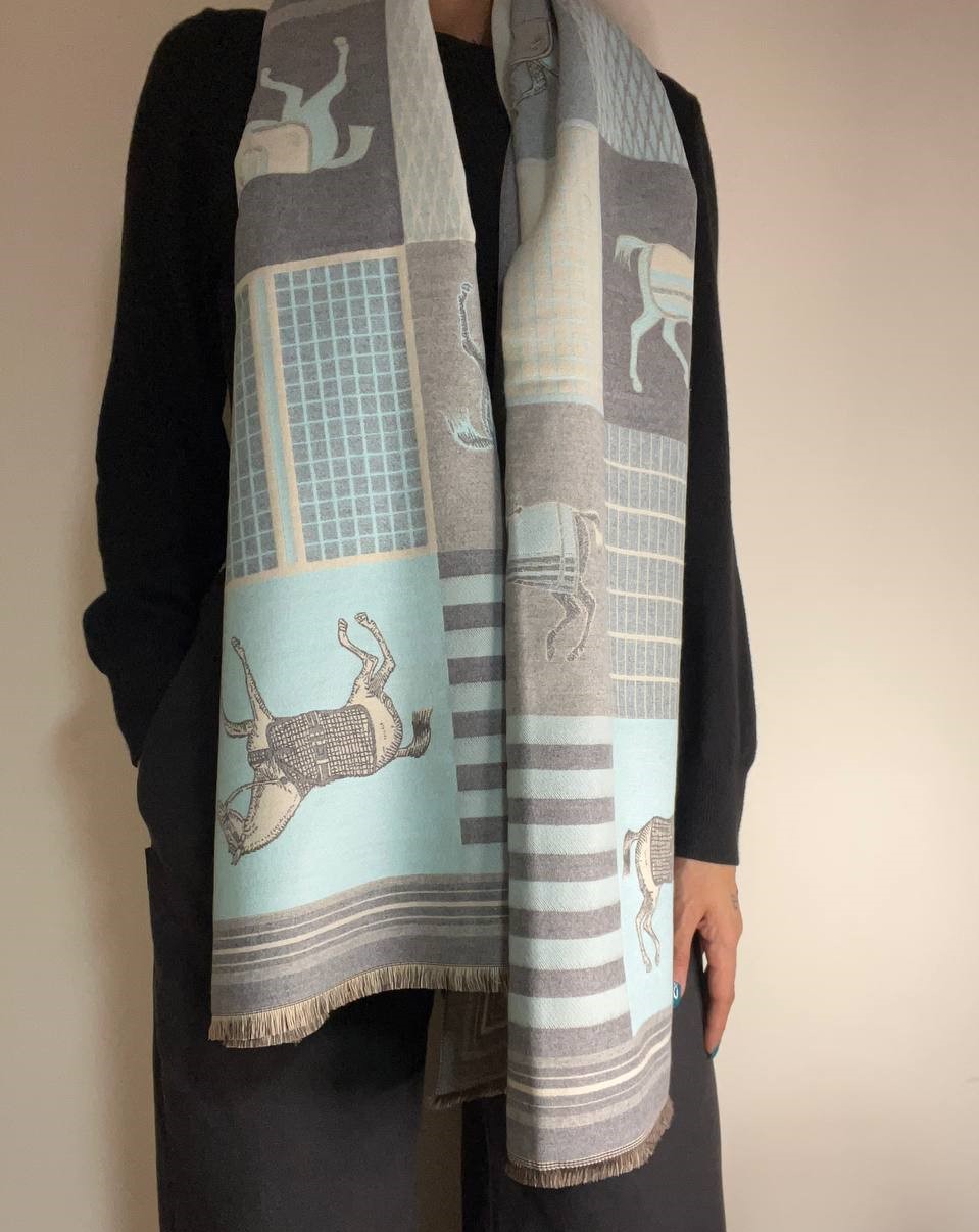 شال موهر هرمس Cashmere Equestrian Horse Wrap آبی — تصویر ۵