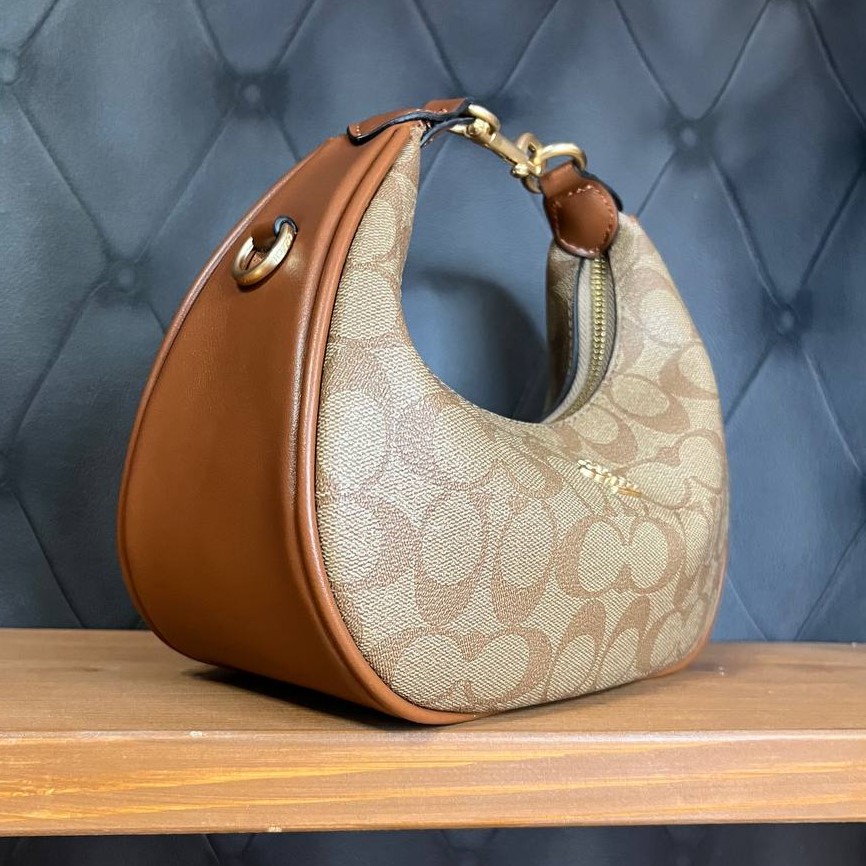 کیف دستی زنانه کوچ مدل Mara Hobo — تصویر ۴