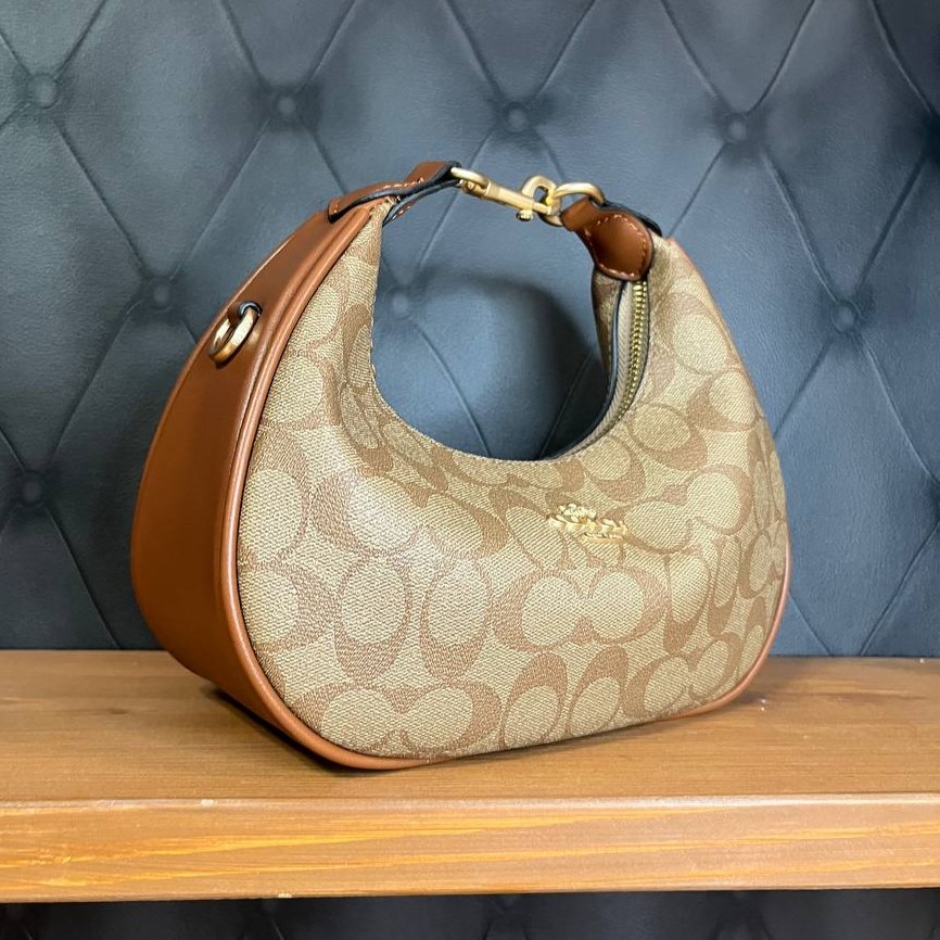 کیف دستی زنانه کوچ مدل Mara Hobo — تصویر ۳