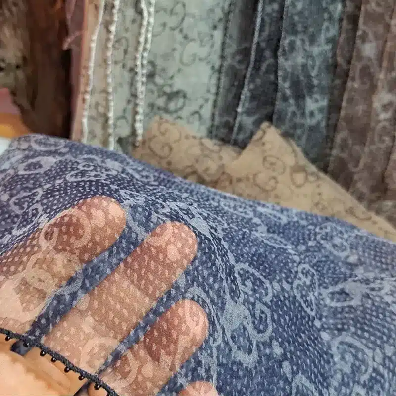 شال حریر شیشه ای پفکی دور زیپ گوچی کد 3041 — تصویر ۴