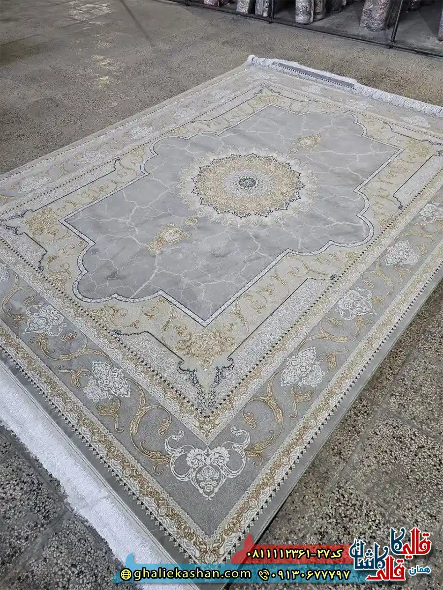 فرش طلاکوب 1200 شانه طرح نسیم کایرا رنگ طوسی دلفینی گل برجسته کاشان — تصویر ۲
