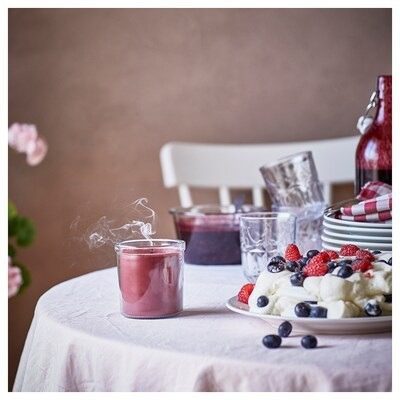 شمع معطر شیشه‌ای ایکیا STORTSKON قرمز/ رایحه توت/ سوخت 40 ساعته — تصویر ۵