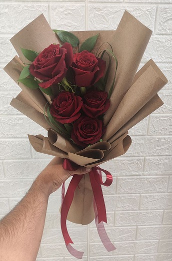 دسته گل رز 5 شاخه کیفیت A ساده کد 0066 — تصویر ۲