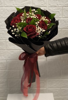 دسته گل 8 شاخه رز و ژیپسوفیلیا کد 0065