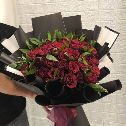 دسته گل رز 50 شاخه کیفیت A همراه با تزئین دانای کد 0051