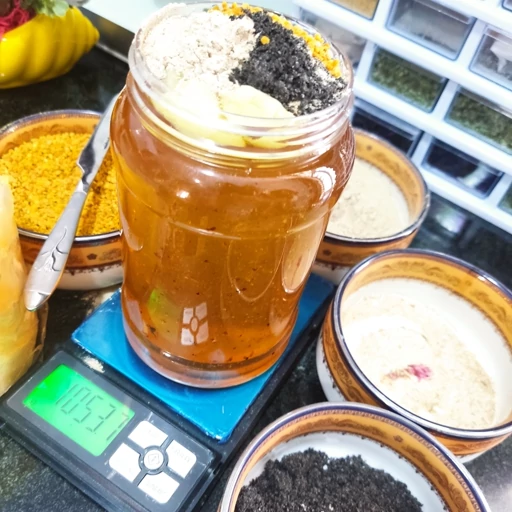 مخلوط ژل رویال و گرده گل،گرد نخل ،سیاهدانه،عسل — تصویر ۲