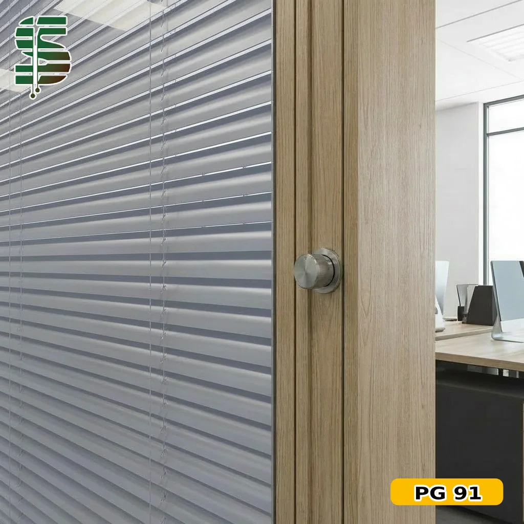 پرده کرکره ولومی داخل پارتیشن طوسی کم رنگ کد PG91 — تصویر ۲