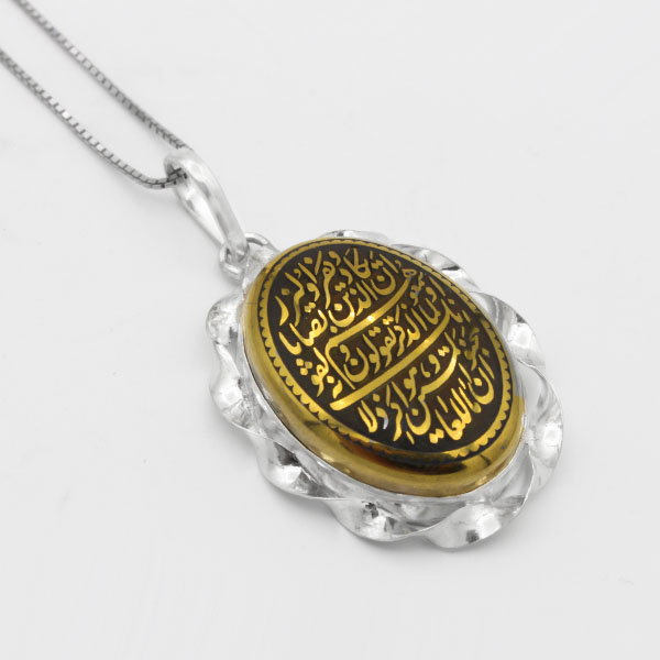 گردنبند حدید صینی نقره طرح پیچک “و ان یکاد” + حرز امام جواد (ع) + تربت امام حسین (ع) — تصویر ۳