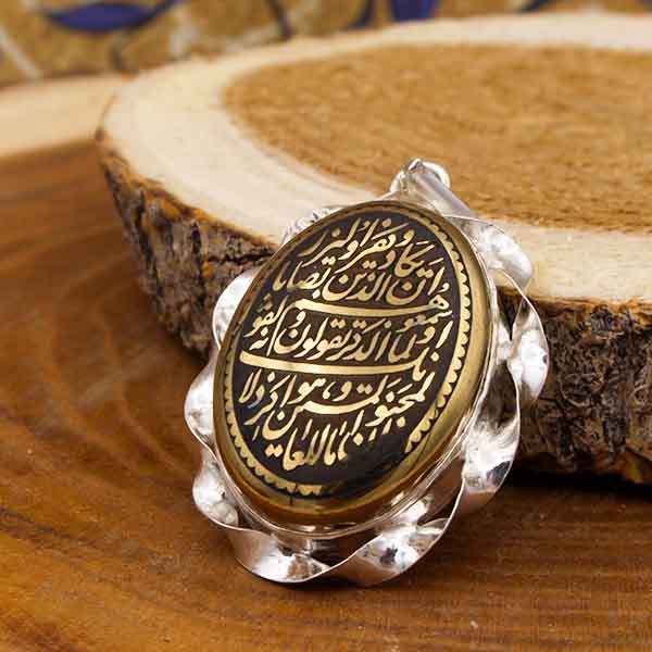 گردنبند حدید صینی نقره طرح پیچک “و ان یکاد” + حرز امام جواد (ع) + تربت امام حسین (ع) — تصویر ۴