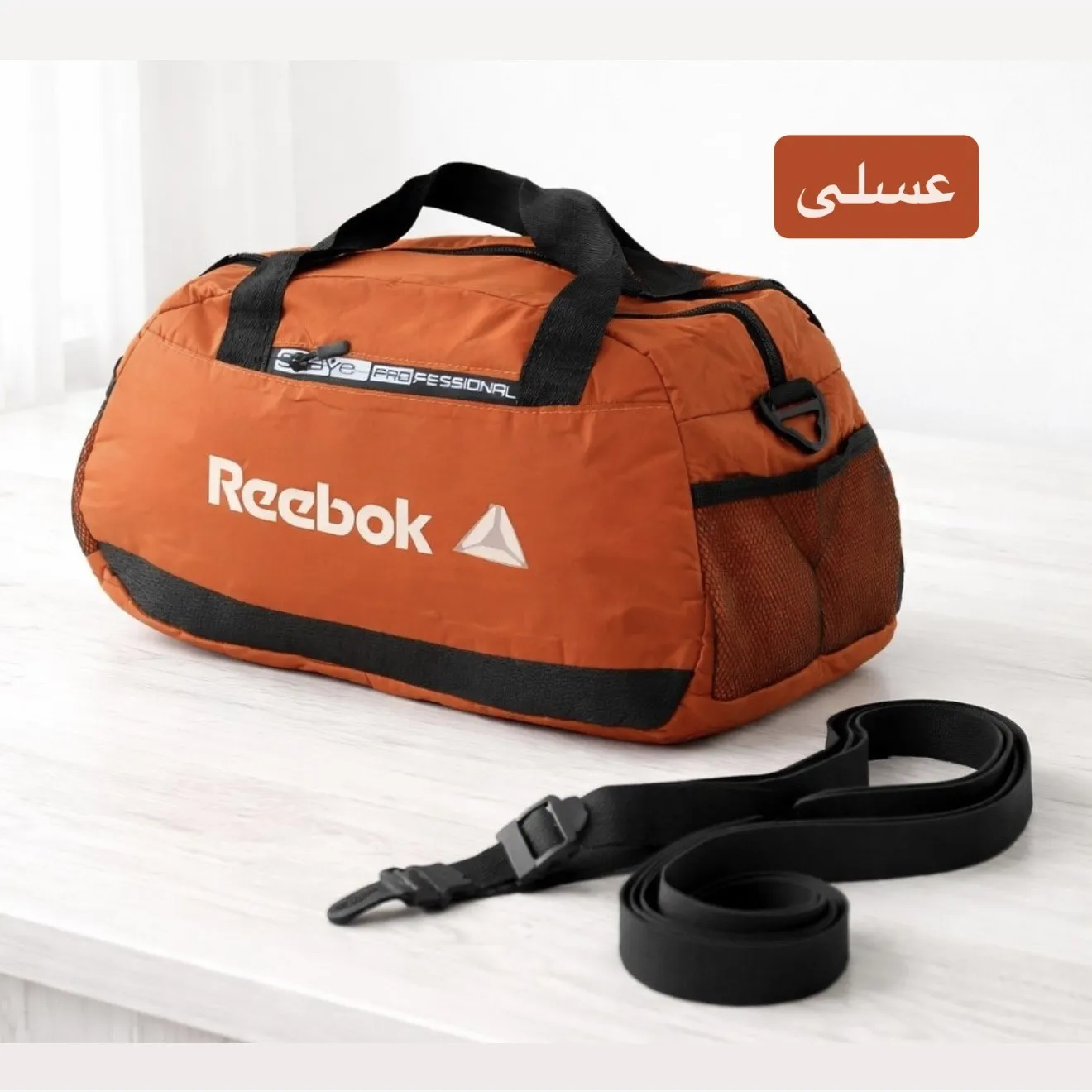 ساک ورزشی پارچه ای ابعاد 45 در 25 در 15 سانتیمتر با بند بلند و زیپ — تصویر ۵