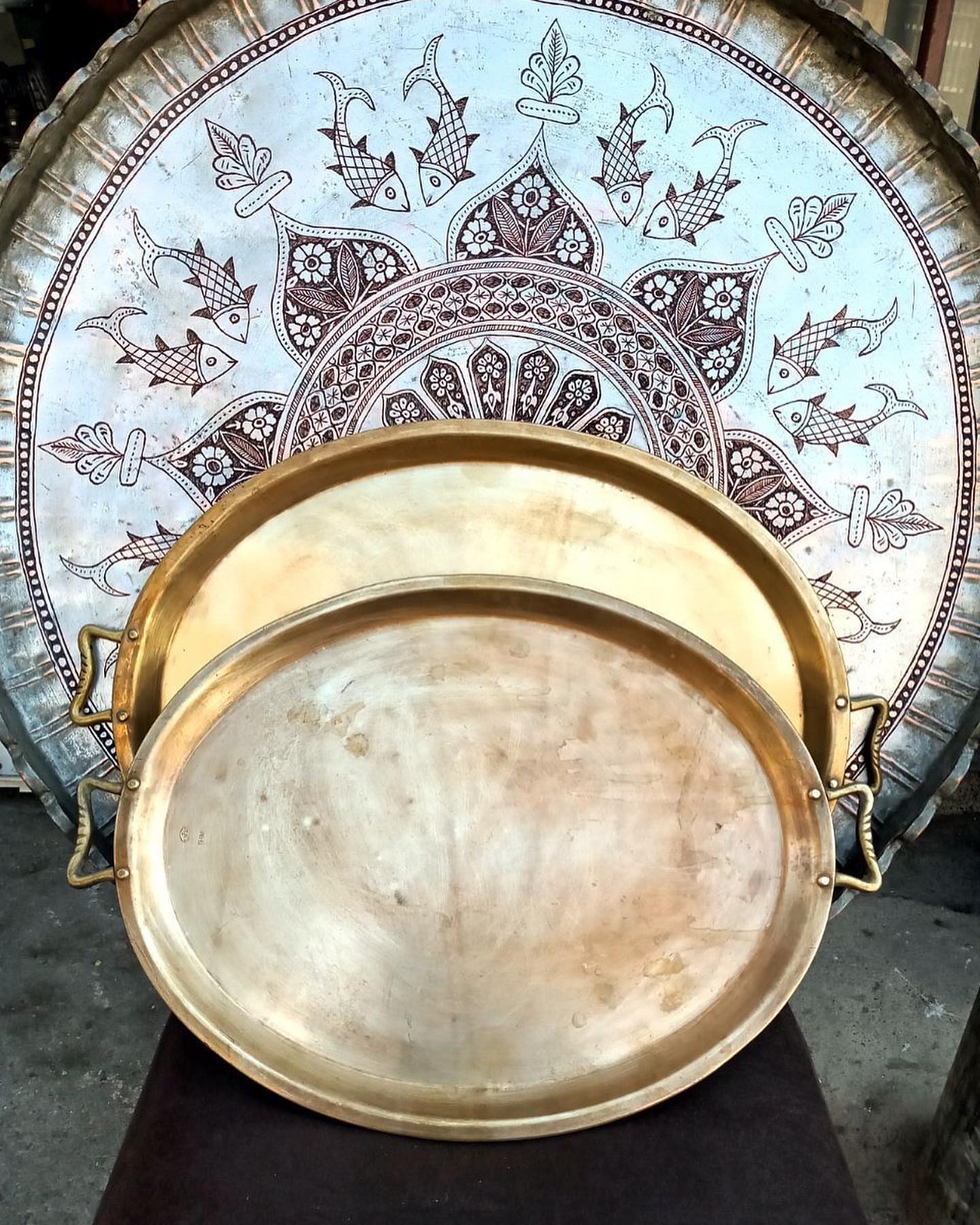 دو عدد سینی روسی دسته دار قدمتدار جفت مارک دار در دو سایز طول یکی تا دسته ها ۴۴سانت دیگری ۵۰سانت جفت سنگین وزن و کلکسیونی