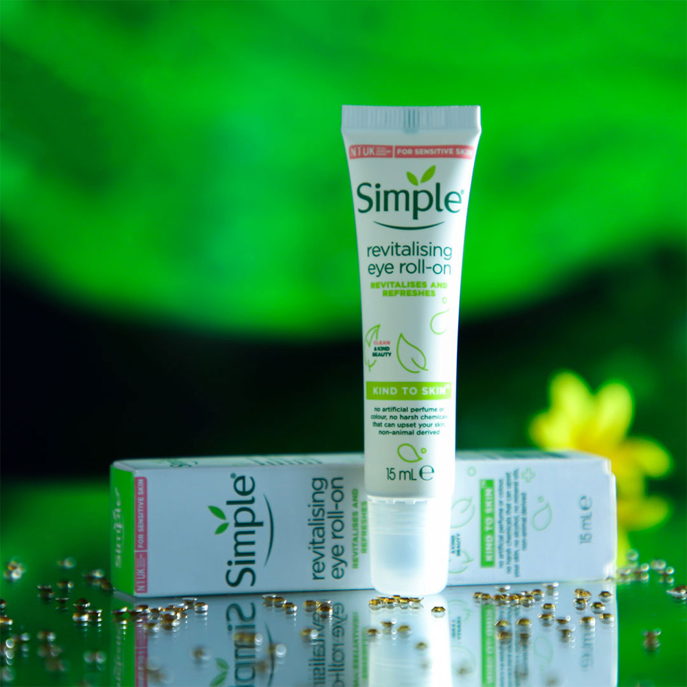 کرم دور چشم احیا کننده و شاداب کننده رولی سیمپل Simple kind to skin Revitalising Eye Roll-on Refreshes 15ml — تصویر ۴