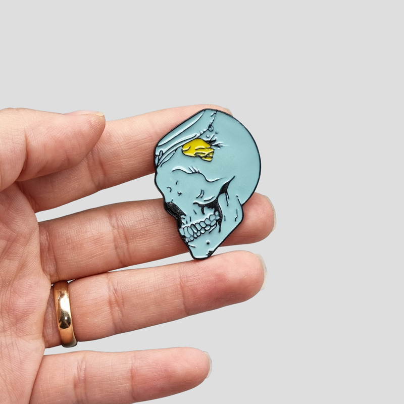 پین فلزی اسکلتی مدل Blue Skull کد Frh161d7 — تصویر ۳