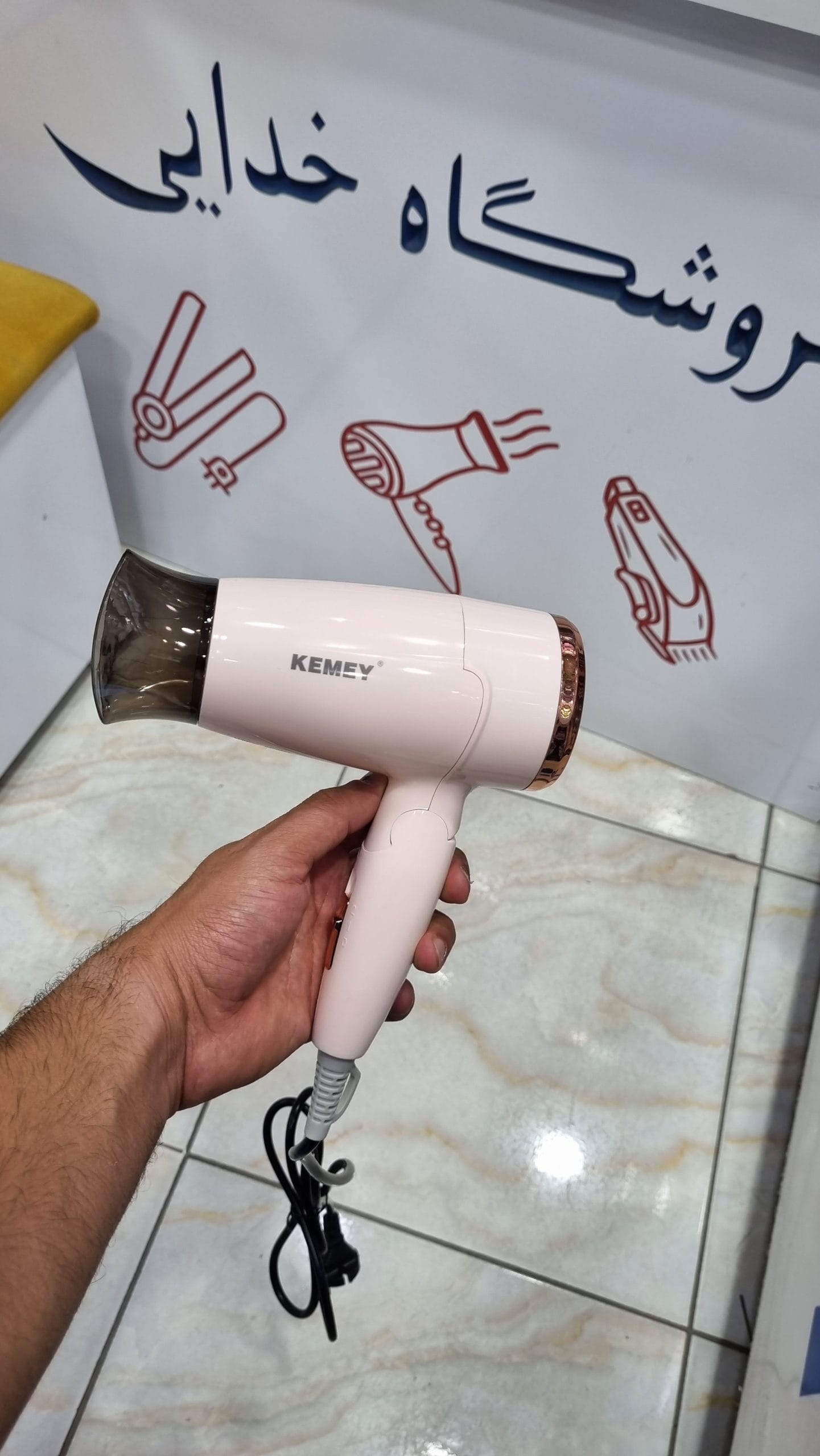 سشوار مسافرتی کیمی مدل KM6837 با متمرکزکننده — تصویر ۳