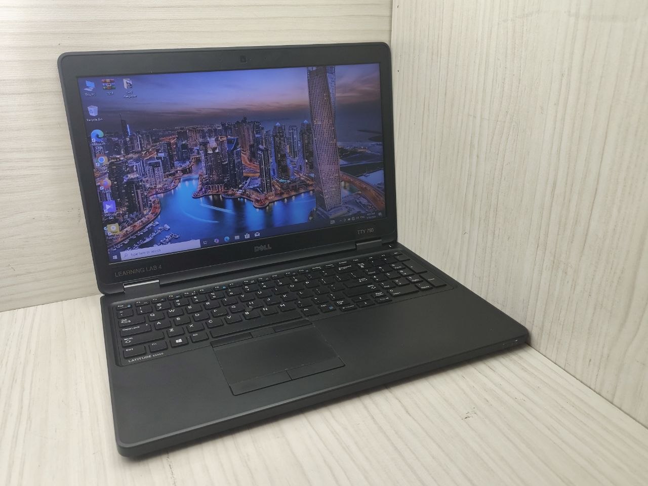 لپ تاپ استوک Dell Latitude E5550 پردازنده i7 نسل 5
