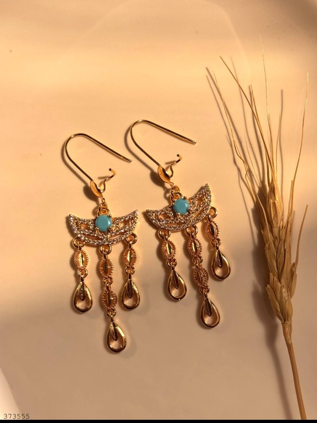 گوشواره آویزی زنانه طلایی نگین‌دار طرح هلال فیروزه‌ای Women’s Gold Tone Turquoise Stone Crescent Dangle Earrings — تصویر ۵