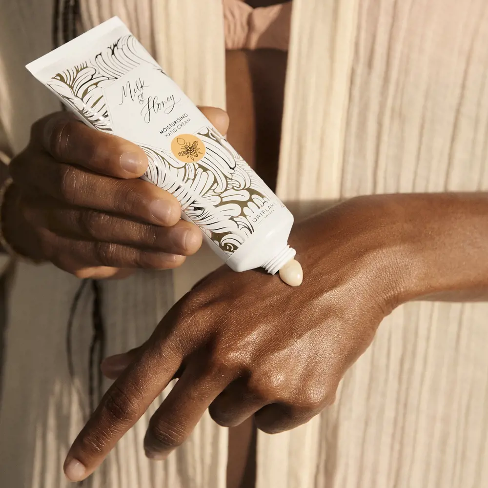 کرم دست شیر و عسل اوریفلیم Milk & Honey Gold Moisturising Hand Cream — تصویر ۷