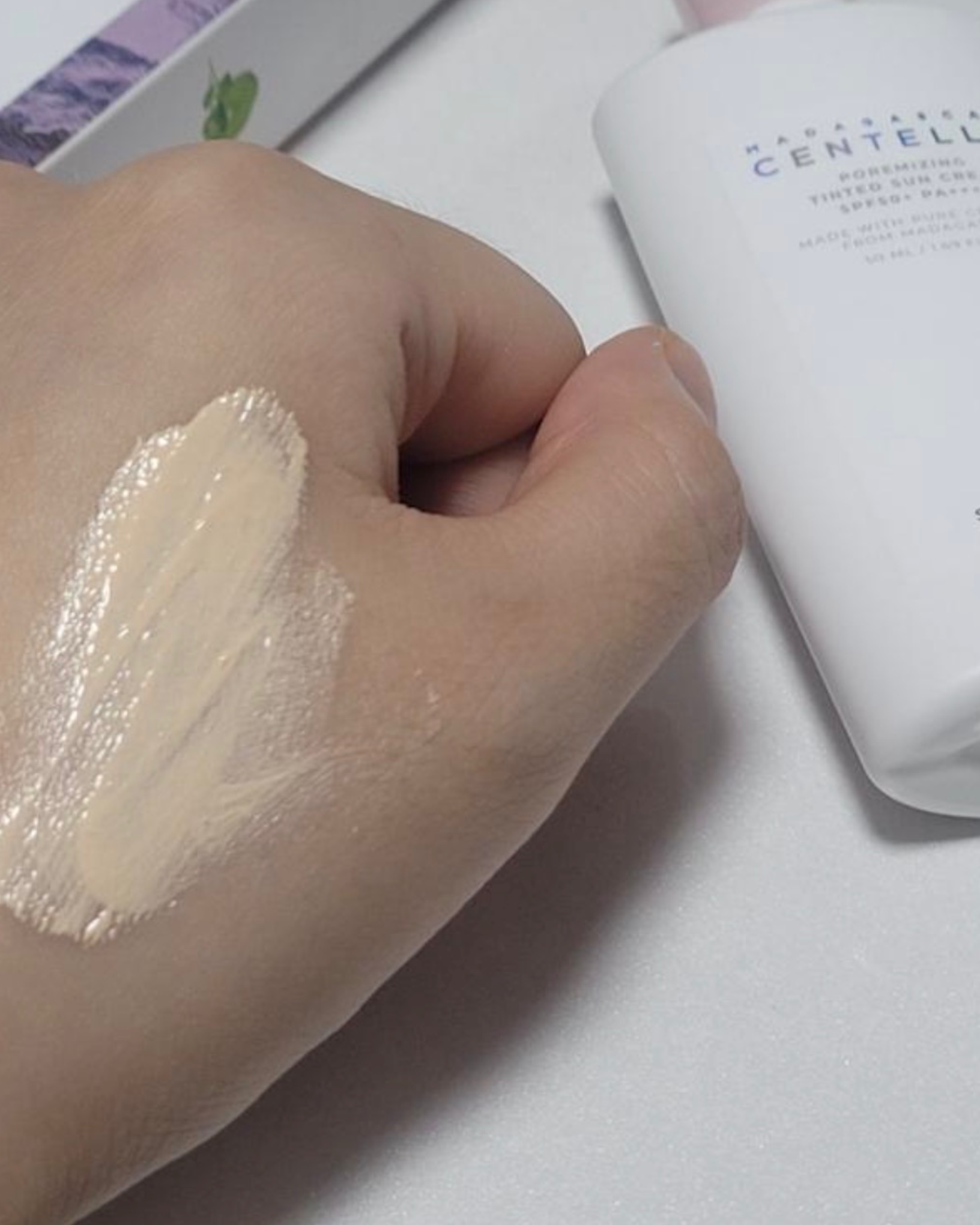 ضد آفتاب رنگی سنتلا پورمیزینگ اسکین 1004 Velvet Finish SPF50+ — تصویر ۲