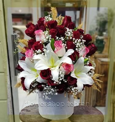 عکس گل پسته با گل‌های تازه و دیزاین حرفه‌ای